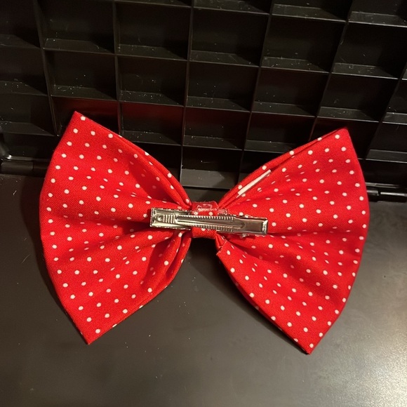 Red polka dots bow - Picture 2 of 4
